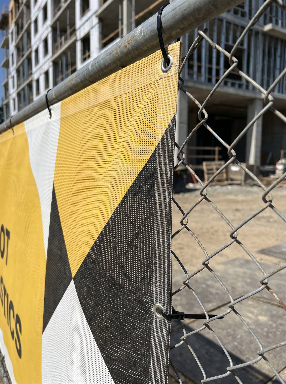 Baner mesh — siatka reklamowa na ogrodzeniu