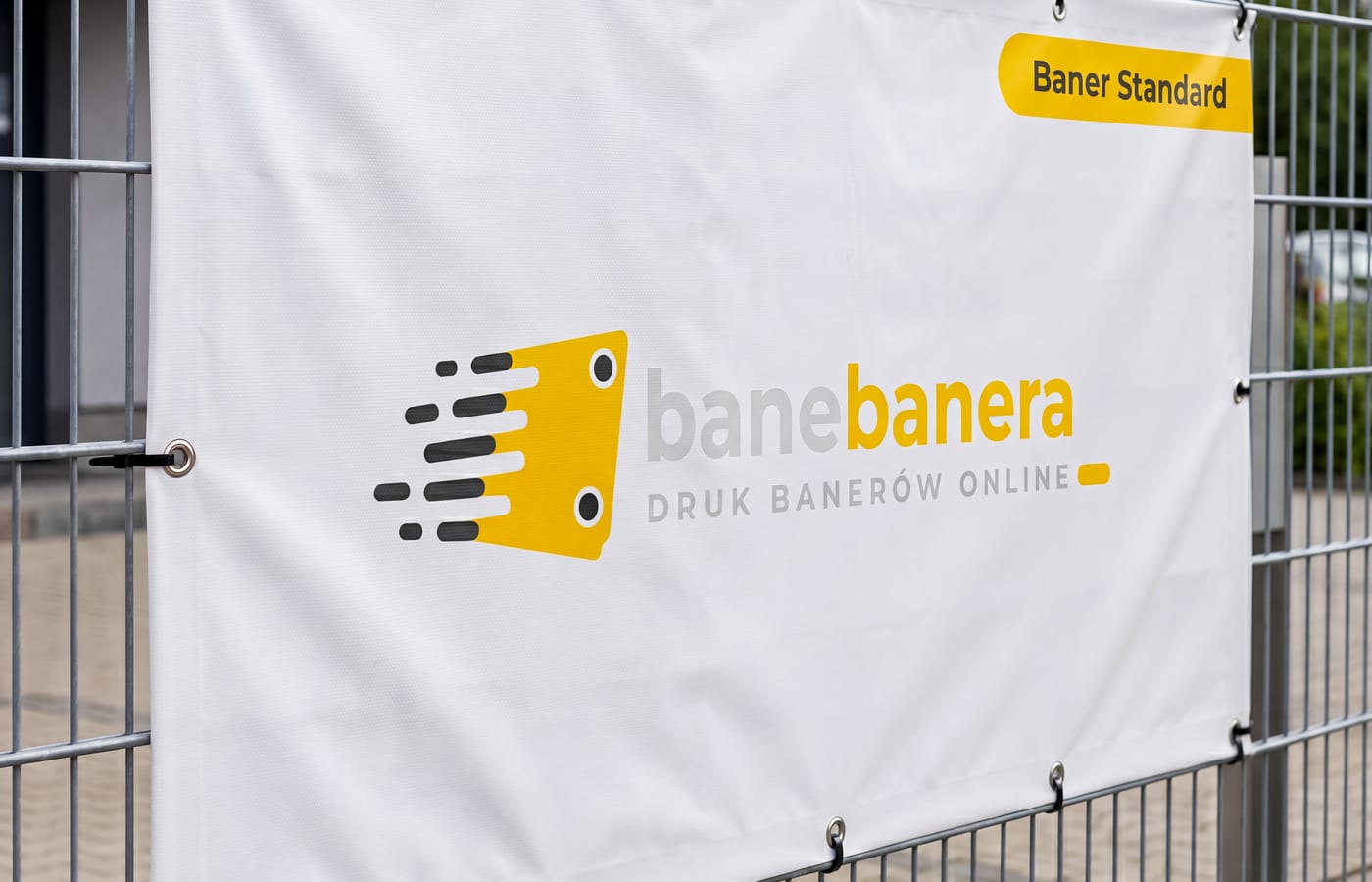 Baner standard laminowany 440 g na ogrodzeniu